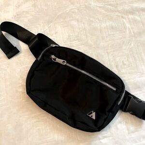 Everest Premium Waist Pack, belt bag, fanny bag. Black and silver